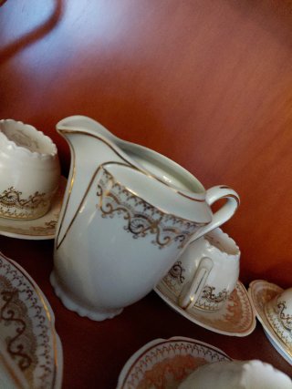 Juego de café porcelana y metal dorado