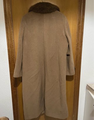 Abrigo largo beige con cuello de pelo