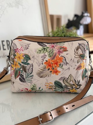 Es una cartera alegre y fácil de combinar, perfect