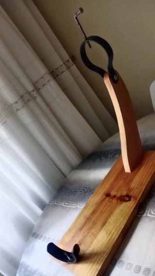 Jamonero de madera y metal
