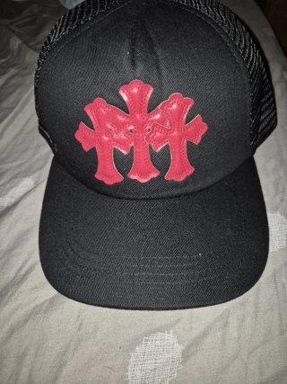 Gorra negra con detalle de cruces rojas
