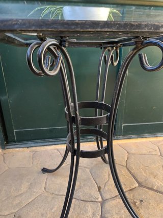 Mesa de cristal y hierro negra