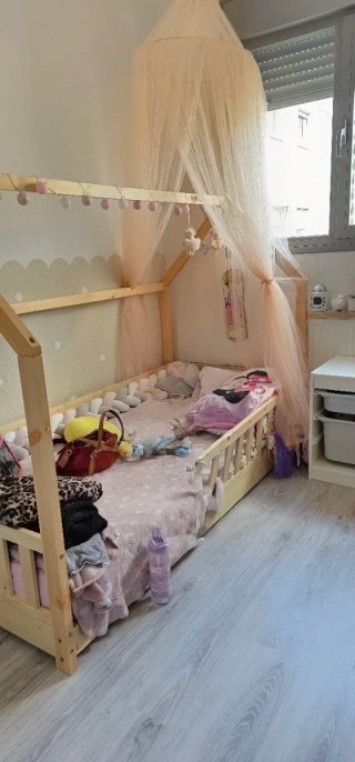 Cama infantil de madera con dosel estilo casita,