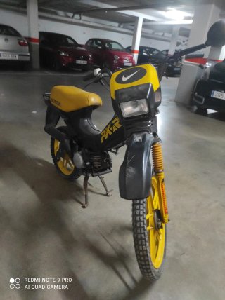 Honda PX-R Moped Negra y Amarilla
