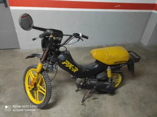 Honda PX-R Moped Negra y Amarilla