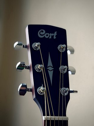 Guitarra Electroacústica Cort y accesorios
