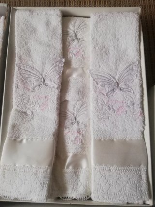 Juegos  de 5 toallas de rizo bordadas.