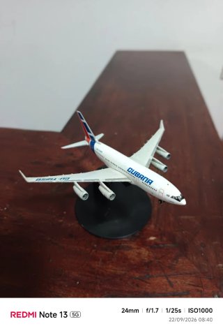 Maqueta Avión Ilyushin IL-96 Cubana