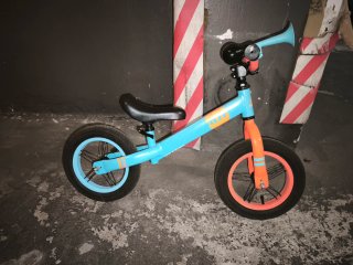Bicicleta de equilibrio infantil azul y naranja
