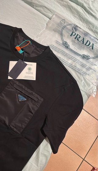 Camiseta Prada Negra con Bolsillo