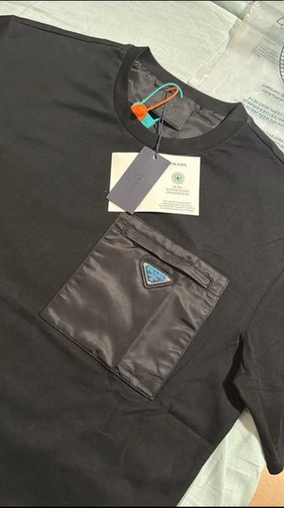 Camiseta Prada Negra con Bolsillo