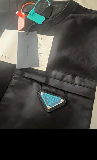 Camiseta Prada Negra con Bolsillo