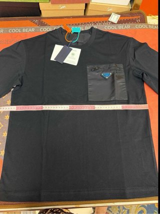 Camiseta Prada Negra con Bolsillo