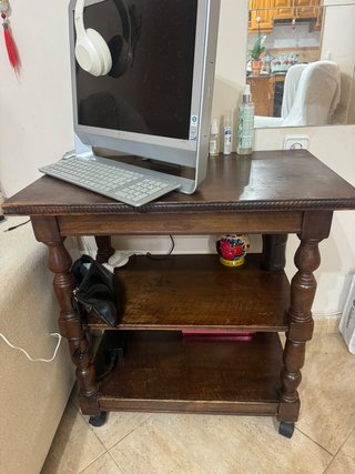 Estantería de madera con ruedas
