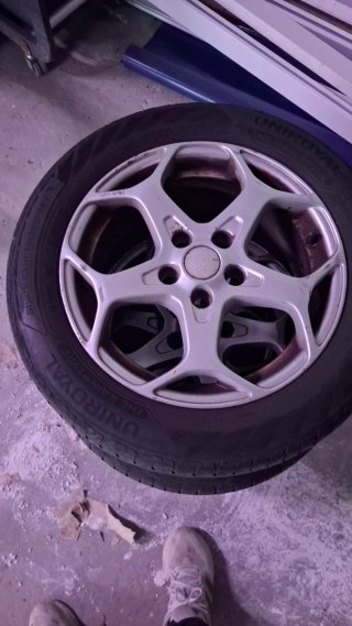 4 Llantas Ford Original No se venden por separado