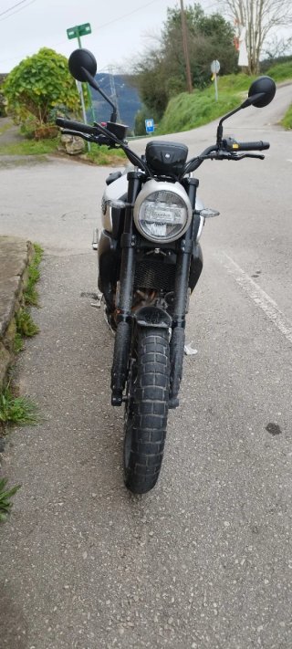 Moto Naked Plata