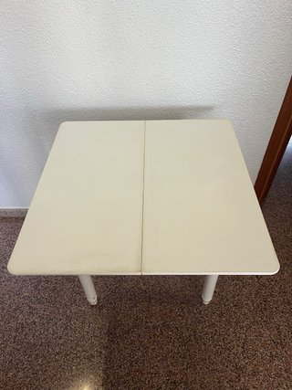 Mesa de cocina blanca de madera