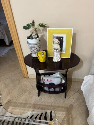 Mesa auxiliar de madera oscura