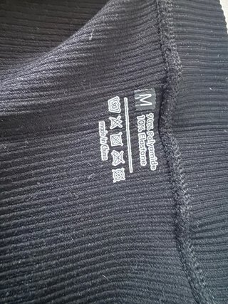 Mono deportivo negro con cremallera