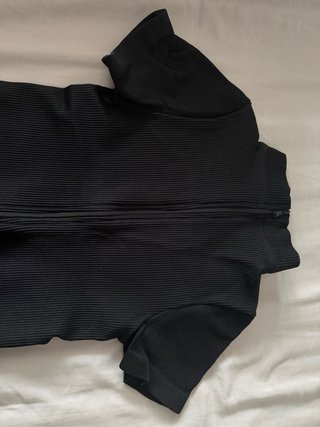 Mono deportivo negro con cremallera