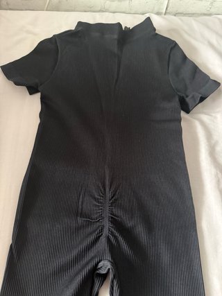 Mono deportivo negro con cremallera