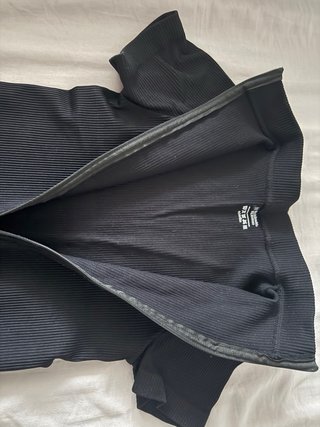Mono deportivo negro con cremallera
