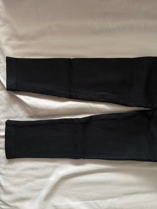 Mono deportivo negro con cremallera