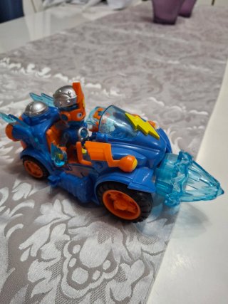 Coche Superthings