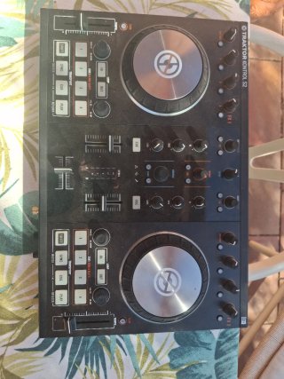Controladora DJ Traktor Kontrol S2