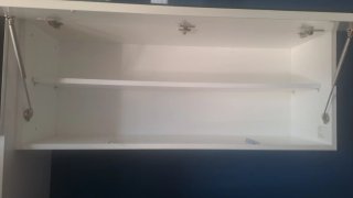 Mueble de pared negro y beige