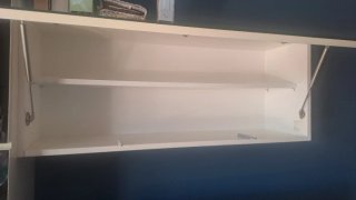 Mueble de pared negro y beige