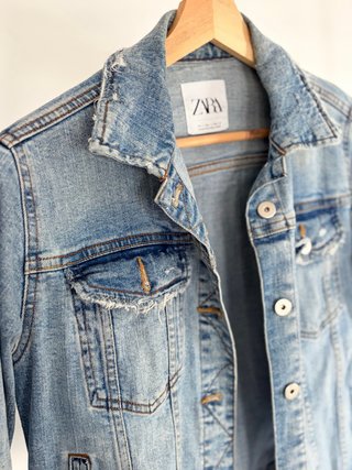 Cazadora vaquera Zara efecto desgastado