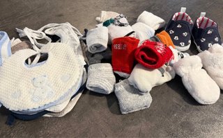 Set di 9 bavaglini/ 16 calzini/ scarpetta/guanti
