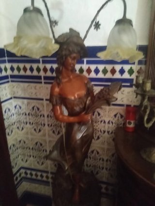 Lámpara antigua figura mujer