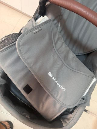 Carrito de bebé gris con accesorios