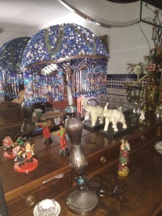 Lámpara de mesa antigua con pantalla de cuentas