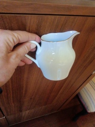 Jarrita de porcelana con borde dorado