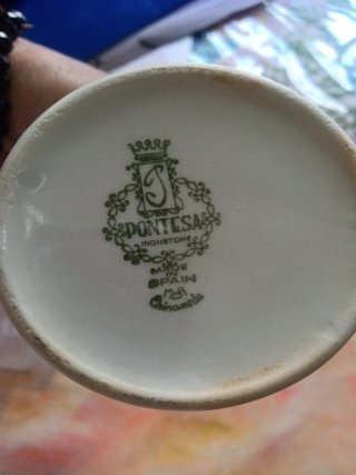 Jarrita de porcelana con borde dorado