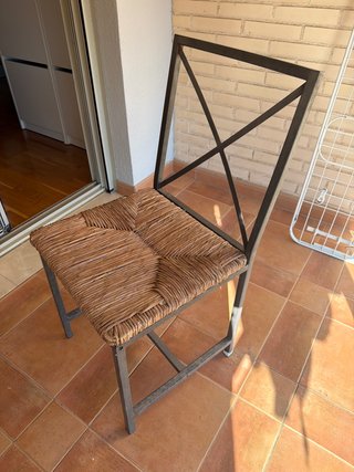 Silla de hierro con asiento de mimbre