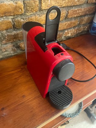 Cafetera Nespresso Essenza Mini Roja
