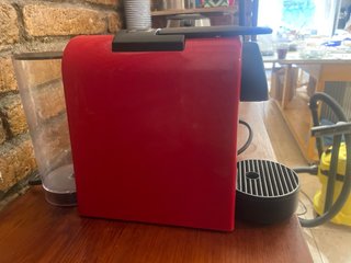 Cafetera Nespresso Essenza Mini Roja