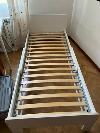 Cama infantil blanca. Modelo Ikea Släkt.