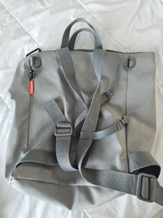Mochila bebé y cambiador gris