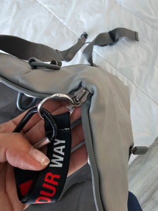 Mochila bebé y cambiador gris