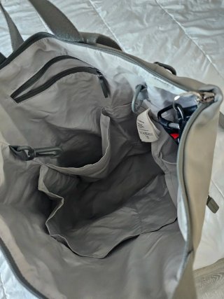 Mochila bebé y cambiador gris