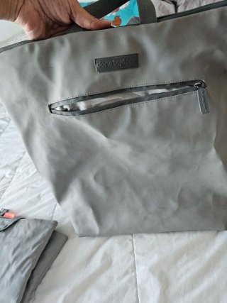 Mochila bebé y cambiador gris