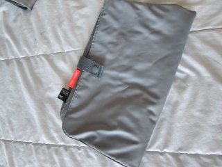 Mochila bebé y cambiador gris