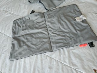 Mochila bebé y cambiador gris
