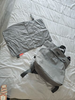 Mochila bebé y cambiador gris