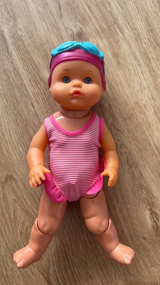 Muñeca nadadora con gorro y gafas